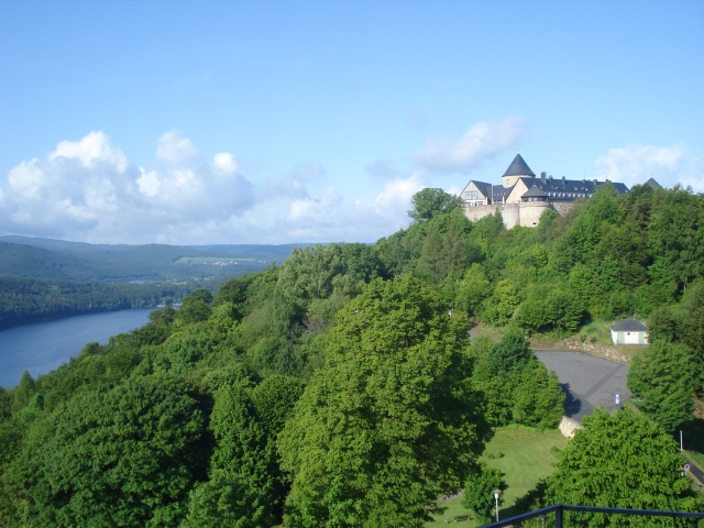Blick vom Elsterberg auf Schloss Waldeck und Edersee